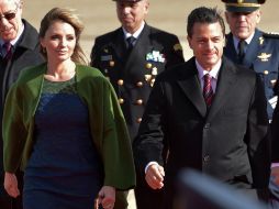 Peña Nieto y su esposa, Angélica Rivera, en su llegada al Aeropuerto Internacional de Heathrow, en Londres. EFE / D. Aguilar