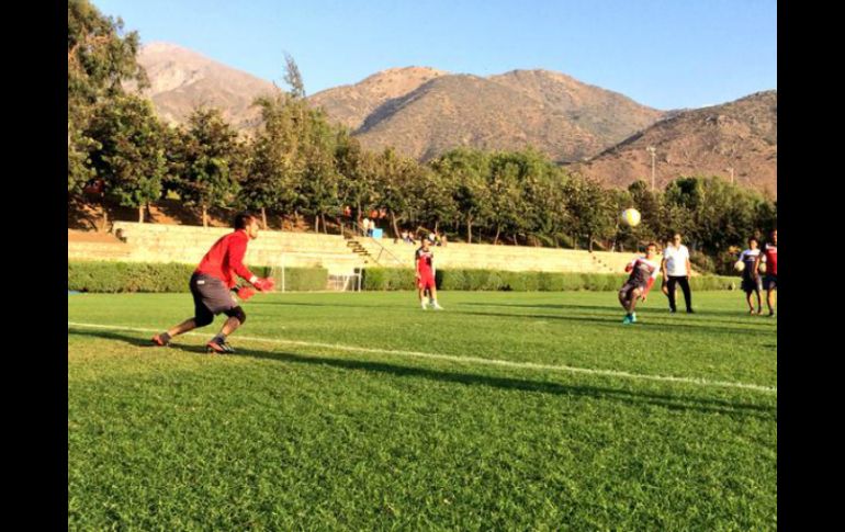 El plantel completo de los Rojinegros del Atlas ya está en suelo chileno practicando. TWITTER / @atlasfc