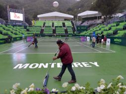 Conforme pasaron las horas, personal del certamen buscaron por momentos secar las canchas del club. EFE / M. Sierra