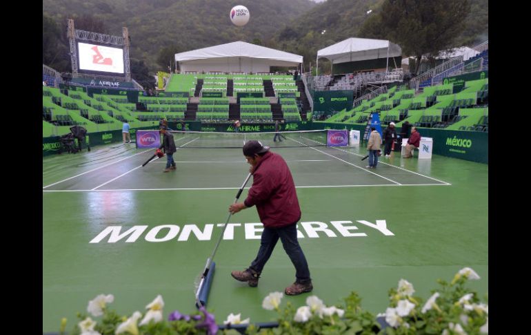 Conforme pasaron las horas, personal del certamen buscaron por momentos secar las canchas del club. EFE / M. Sierra