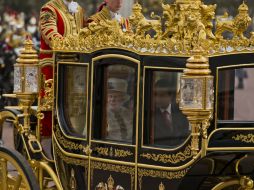 Enrique Peña Nieto y la reina Isabel II llegan en un carruaje al Palacio de Buckingham en Londres, en una visita de tres días. AP / M. Dunham