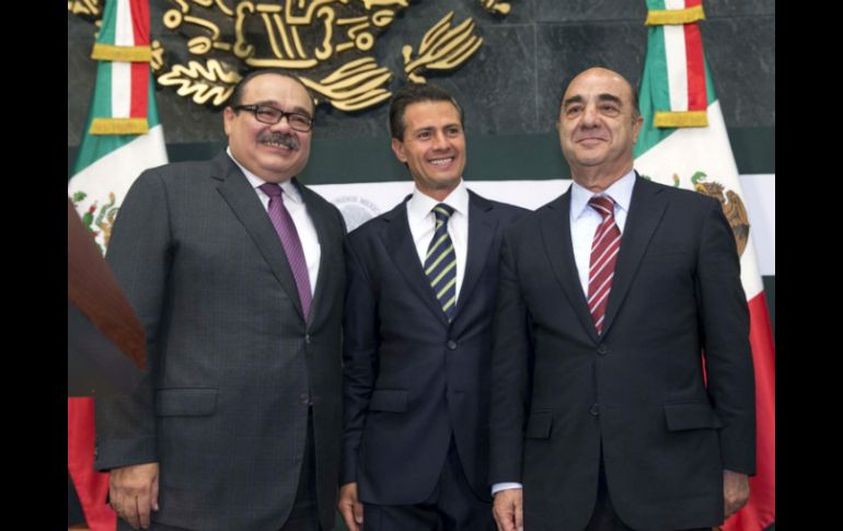 Enrique Peña Nieto tomó protesta a Jesús Murillo Karam como nuevo titular de la Sedatu (d), en lugar de Carlos Ramírez Marín (i). SUN / ARCHIVO