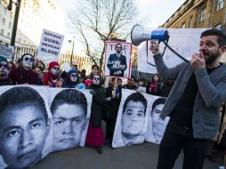 Los manifestantes portaban grandes imágenes en blanco y negro con los rostros de los normalistas. AFP / J. Taylor