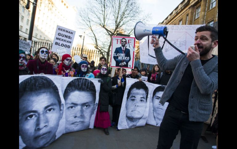 Los manifestantes portaban grandes imágenes en blanco y negro con los rostros de los normalistas. AFP / J. Taylor