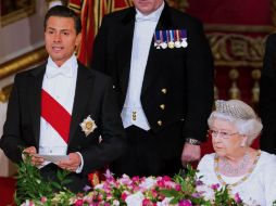 Durante la cena de gala ofrecida por la Reina, el Ejecutivo valora la presencia de la casa de Windsor en México. AFP / D. Lipinsky