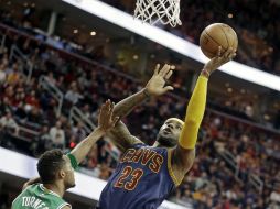 LeBron James dispara sobre la infructuosa defensa de los Celtics de Boston, durante el juego de ayer. AP / M. Duncan