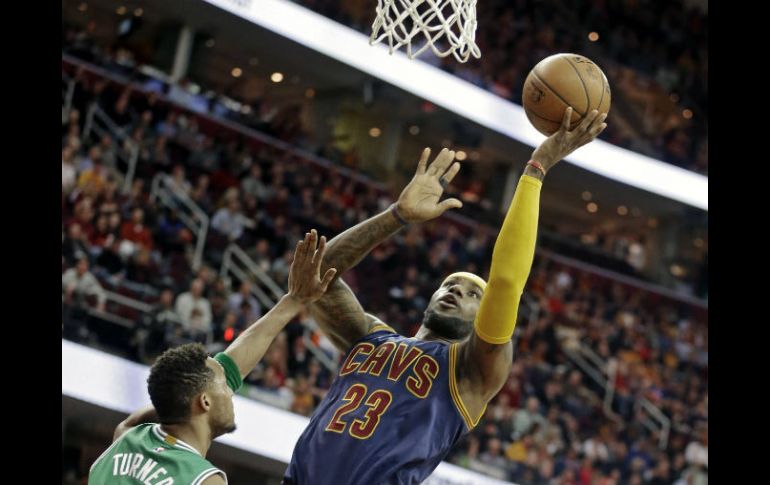 LeBron James dispara sobre la infructuosa defensa de los Celtics de Boston, durante el juego de ayer. AP / M. Duncan