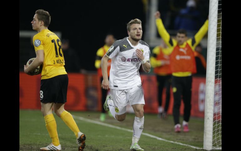 El delantero italiano del Dortmund, Ciro Immobile (der.), se destapó con dos goles ante el Dynamo Dresden, de la Tercera División. AP / M. Sohn