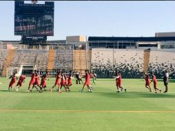 Con equipo completo, el Atlas reconoció el terreno del Estadio Monumental, en Santiago de Chile. TWITTER / @atlasfc