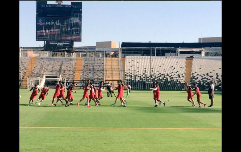 Con equipo completo, el Atlas reconoció el terreno del Estadio Monumental, en Santiago de Chile. TWITTER / @atlasfc