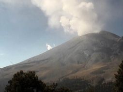 El Cenapred realiza vuelos de reconocimiento al cráter del volcán, con todas las medidas de seguridad pertinentes. TWITTER / @LUISFELIPE_P