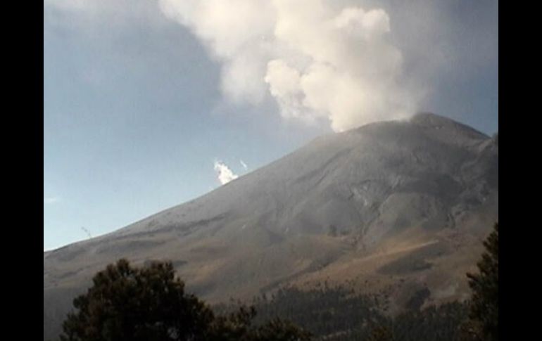 El Cenapred realiza vuelos de reconocimiento al cráter del volcán, con todas las medidas de seguridad pertinentes. TWITTER / @LUISFELIPE_P