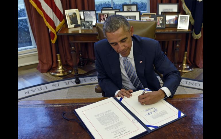 El presidente de los Estados Unidos firma en la Oficina Oval de la Casa Blanca el proyecto de ley aprobado. AP / S. Walsh