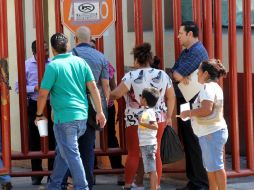 Frente a las instalaciones en Acapulco de la Fiscalía General de Guerrero, este miércoles se realizan 20 pruebas de ADN. EFE / ARCHIVO