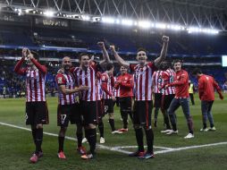 El equipo vasco celebra tras su triunfo en la semifinal de la Copa. AFP / J. Lago