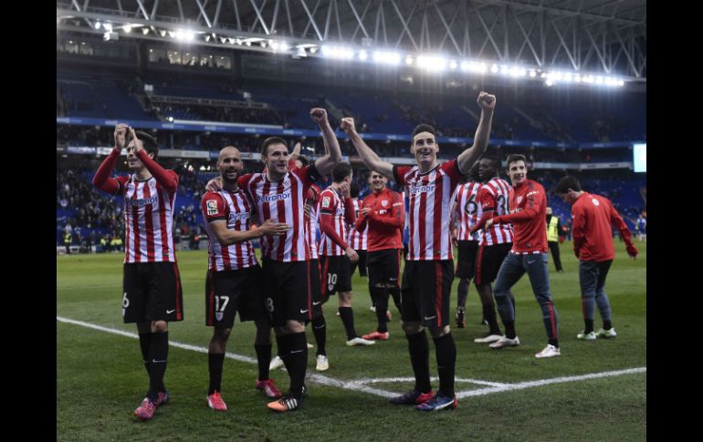 El equipo vasco celebra tras su triunfo en la semifinal de la Copa. AFP / J. Lago