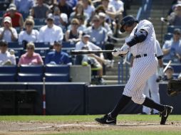 Álex Rodríguex conecta la bola durante su primer turno al bate. AP / L. Sladky