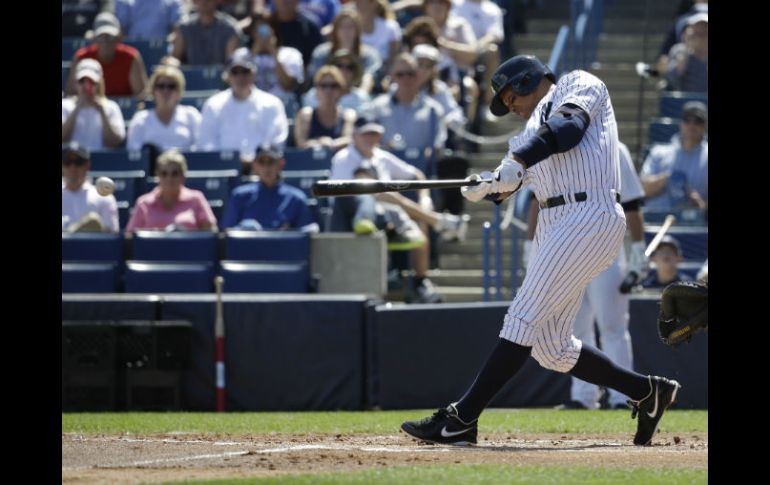 Álex Rodríguex conecta la bola durante su primer turno al bate. AP / L. Sladky