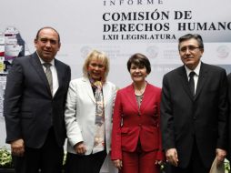 Luis Raúl González Pérez (d), ombudsman nacional y titular de la CNDH, estuvo presente en el informe de la Comisión de DH del Senado. SUN / ARCHIVO