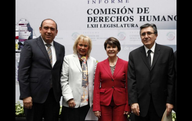 Luis Raúl González Pérez (d), ombudsman nacional y titular de la CNDH, estuvo presente en el informe de la Comisión de DH del Senado. SUN / ARCHIVO