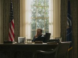 El actor Kevin Spacey interpreta a Frank Underwood, quien llega a ser presidente de EU en la tercera temporada de la serie. ESPECIAL / IMDB