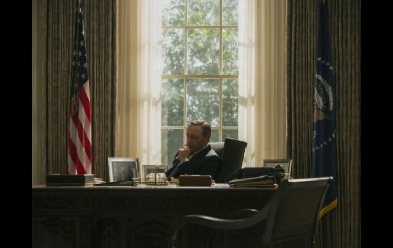 El actor Kevin Spacey interpreta a Frank Underwood, quien llega a ser presidente de EU en la tercera temporada de la serie. ESPECIAL / IMDB