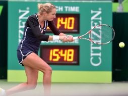 La suiza Timea Bacsinszky devuelve una bola durante su partido de ayer por la noche frente a la ucraniana Lesia Tsurenko. EFE / M. Sierra