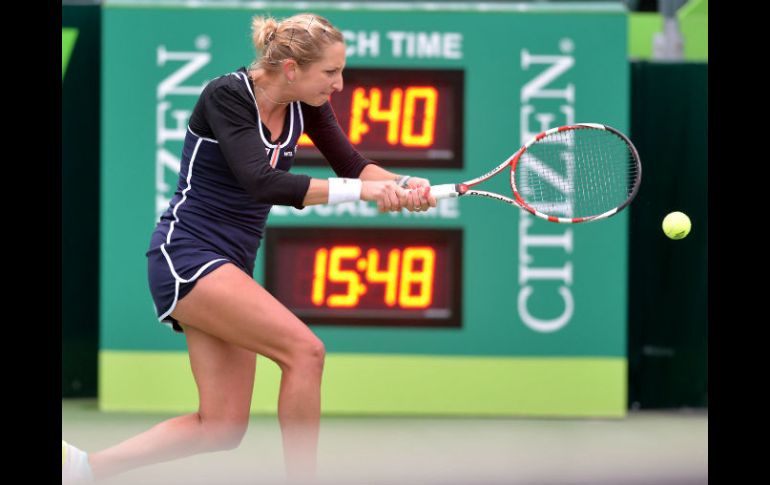 La suiza Timea Bacsinszky devuelve una bola durante su partido de ayer por la noche frente a la ucraniana Lesia Tsurenko. EFE / M. Sierra