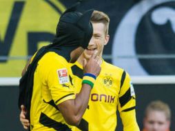 Aubameyang y Reus se pusieron las máscaras de Batman y Robin en el derbi del Ruhr. ESPECIAL / bvb.de