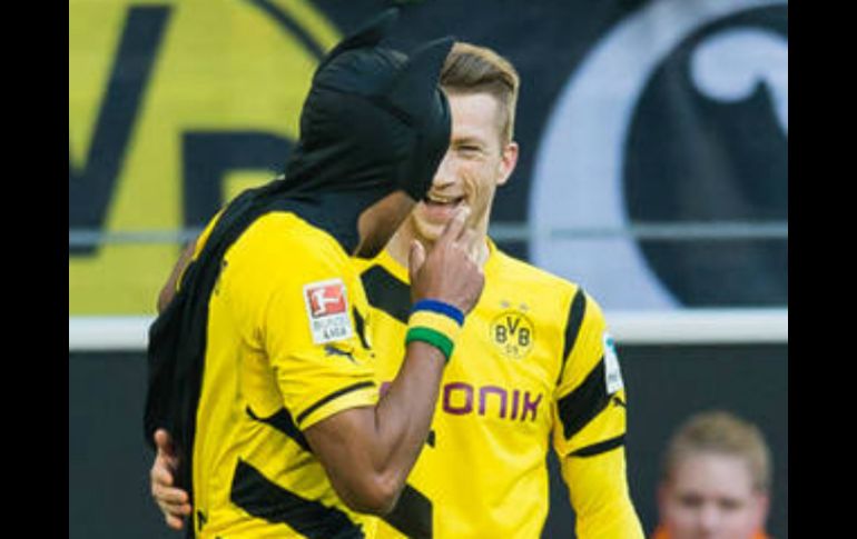 Aubameyang y Reus se pusieron las máscaras de Batman y Robin en el derbi del Ruhr. ESPECIAL / bvb.de