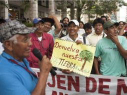 Un centenar de personas cortan las calles del centro de Asunción, frente al edificio de la Vicepresidencia. EFE / S. Carneri