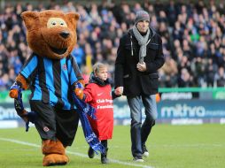 Lorenzo caminó por el césped y además lo acompañó su pequeña hija de siete años. ESPECIAL / clubbrugge.be