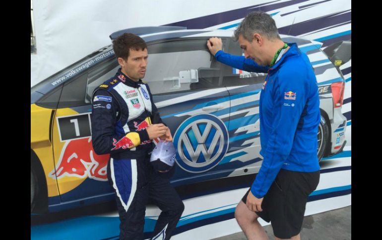 Sébastien Ogier  (izq.) se prepara para el comienzo del Rally Guanajuato. TWITTER / @VolkswagenMotorsport