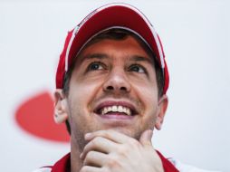 Sebastian Vettel sonríe durante una rueda de prensa en un evento promocional de la escudería Ferrari. EFE / M. Hitij