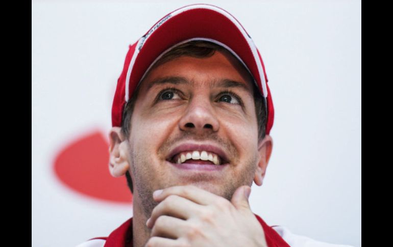 Sebastian Vettel sonríe durante una rueda de prensa en un evento promocional de la escudería Ferrari. EFE / M. Hitij