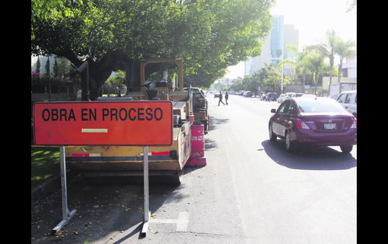 Listos. En López Cotilla ya están dispuestas dos máquinas para extraer el actual pavimento. EL INFORMADOR / A. Camacho