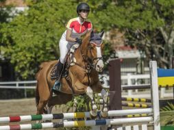 Constanza Guerra, a lomos de 'Chacentus', supera uno de los obstáculos durante la Abierta 1.10 metros. EL INFORMADOR / F. Atilano