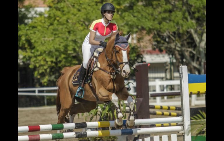 Constanza Guerra, a lomos de 'Chacentus', supera uno de los obstáculos durante la Abierta 1.10 metros. EL INFORMADOR / F. Atilano