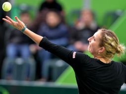 Timea Bacsinszky realiza un servicio durante su partido de ayer. EFE / M. Sierra