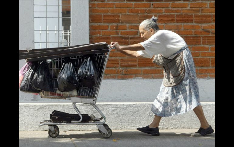 Según las cifras del Inapam, las mujeres analfabetas son un millón 541 mil y las alfabetas alcanzan la cifra de tres millones 770 mil. EL INFORMADOR / ARCHIVO