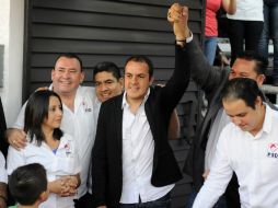 El ex seleccionado nacional celebra con miembros del Partido Social Demócrata su registro como candidato. AP / T. Rivera