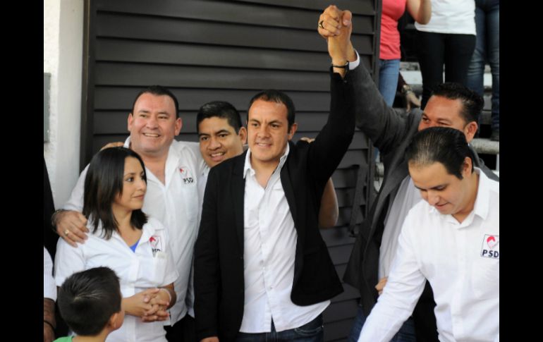 El ex seleccionado nacional celebra con miembros del Partido Social Demócrata su registro como candidato. AP / T. Rivera