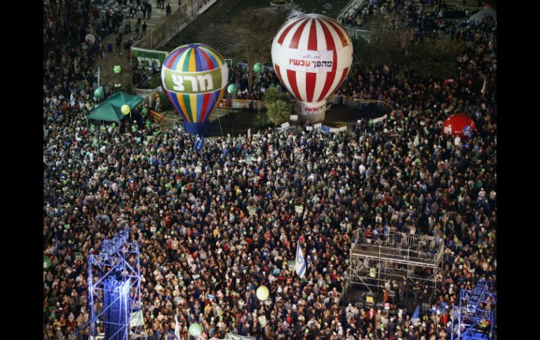 Israelíes reunidos en la Plaza Rabin, en Tel Aviv, piden un cambio en la política de Gobierno; el 17 de marzo van a las urnas. AFP / J. Guez