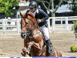 Pablo Toscano libra uno de los obstáculos a lomos de 'Semilly Las Palmas', durante la prueba abierta 1.40 metros. EL INFORMADOR / A. Hernández