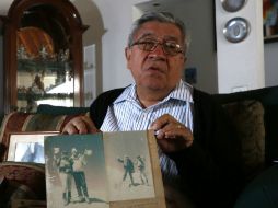 Luis Espinosa Ruiz muestra algunas fotos de sus escaladas al Pico de Orizaba, acompañado por Enrique García Romero. EFE / F. Guasco