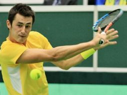 Bernard Tomic vence a Lukas Rosol y consigue su lugar en los cuartos de final. AFP / R. Mica