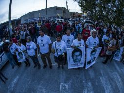 Las personas que están reunidas esperan la llegada de las madres de los 43 normalistas desaparecidos. EL INFORMADOR / ARCHIVO