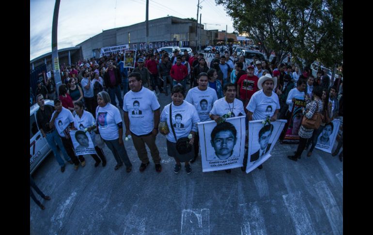 Las personas que están reunidas esperan la llegada de las madres de los 43 normalistas desaparecidos. EL INFORMADOR / ARCHIVO