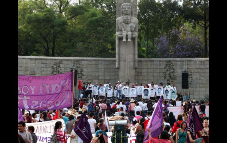 Integrantes de organizaciones sociales encabezados por las madres de los normalistas llegaron al Monumento a la Madre. SUN / J. Cabrera