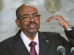 Omar al-Bashir enfrenta cargos por crímenes de lesa humanidad -asesinato, exterminio, traslado forzoso, tortura y violación-. AP / ARCHIVO